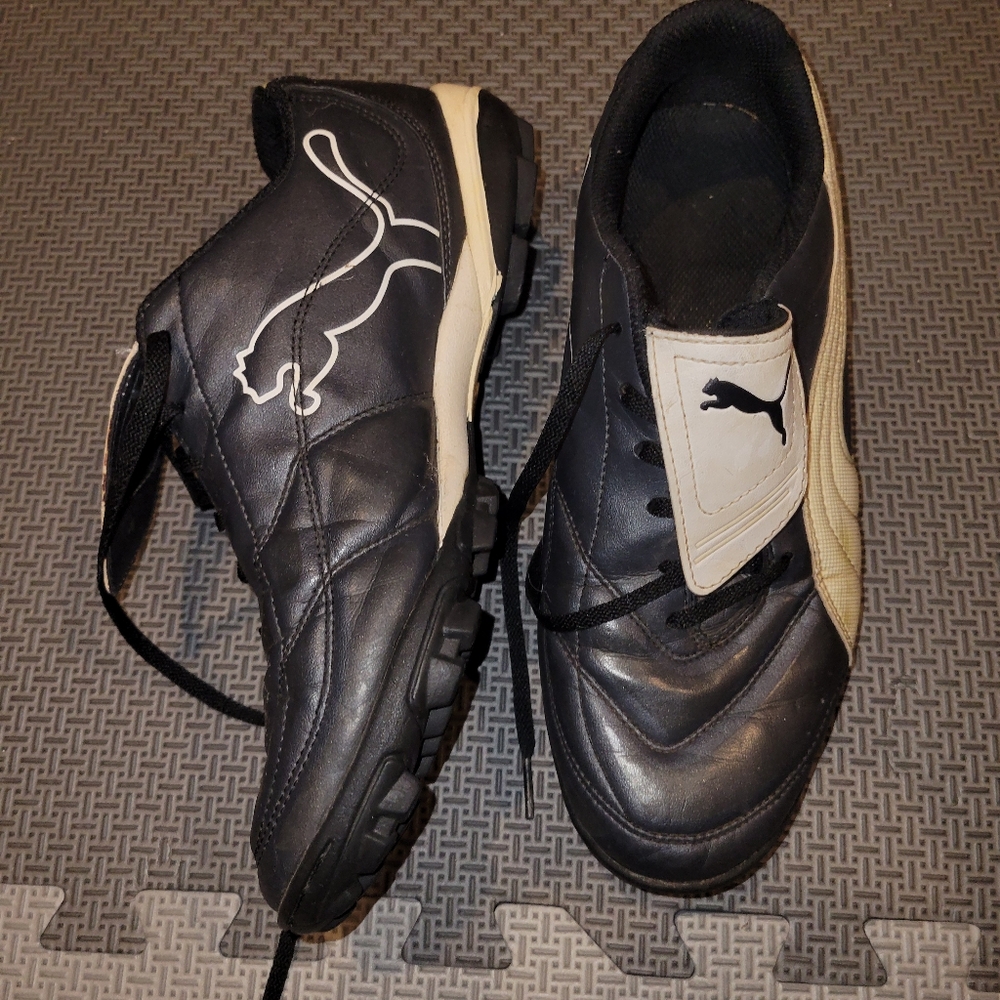 Men's Puma Esito Soccer shoes sz 9
